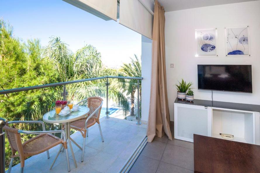 פאראלימני Lucile - Coralli Beachfront Apartment מראה חיצוני תמונה